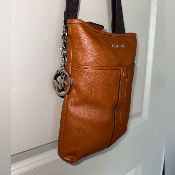 Michael Kors Inspired Faux Leather Bag - Picture 3 of 7
